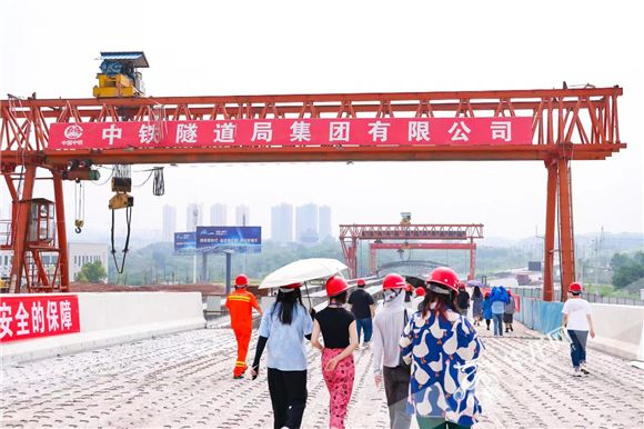 百家融媒重庆行记者前往采访重庆城投建设公司相关项目。华龙网-新重庆客户端 李梦婷 摄