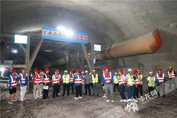 平时难得一见的隧道工程展现在大家的眼前。华龙网-新重庆客户端 李梦婷 摄