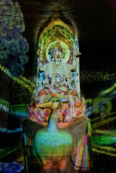 (北山石刻孔雀明王像)灯光投影为石刻造像带来了全新的观感。 大足区委宣传部供图 华龙网发