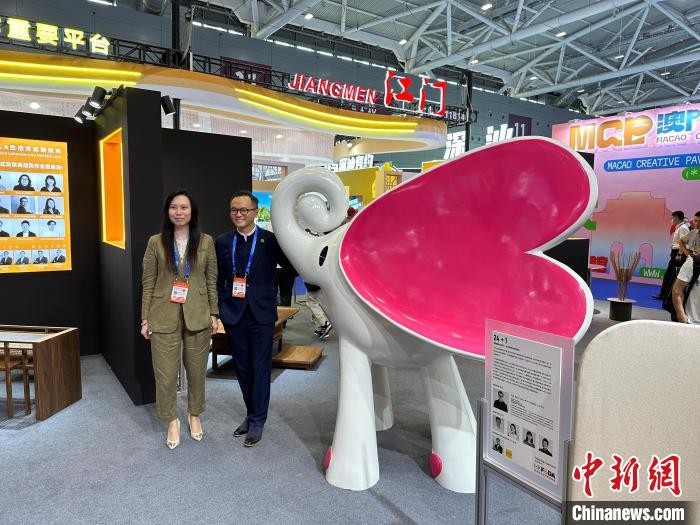 香港青年设计师设计的“爱心小飞象”。 方伟彬 摄
