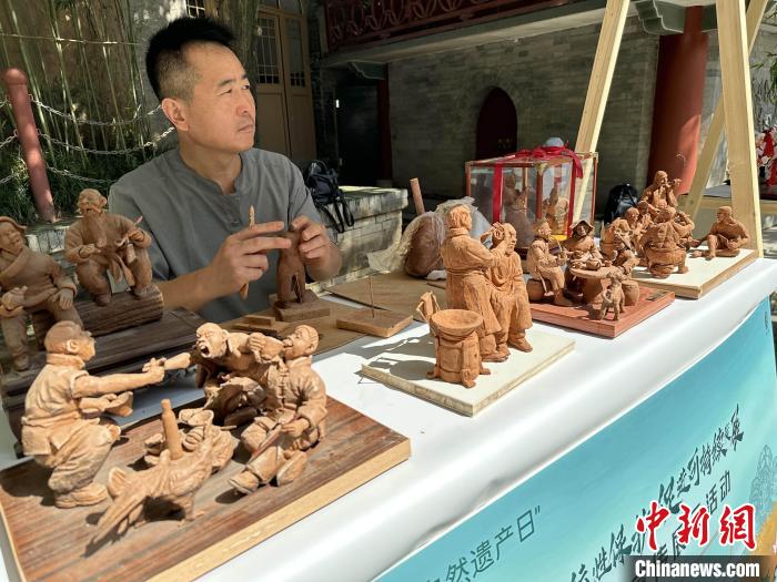 图为长安泥塑技艺展示。 张一辰 摄