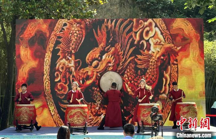 图为非遗节目《九天战鼓》表演。 张一辰 摄