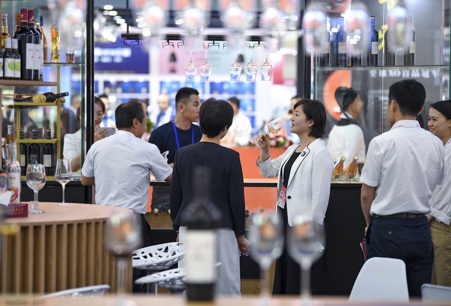 Xinhua Headlines: Burgeoning Chinese wineries wow world's connoisseurs ...