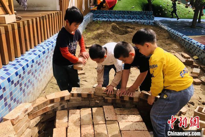 學(xué)生們正在建造“兵馬俑博物館”的地基。 西安國際陸港第一幼兒園供圖