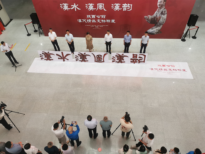 正在上传... c98b659e612018202bd32e176a03e684.png