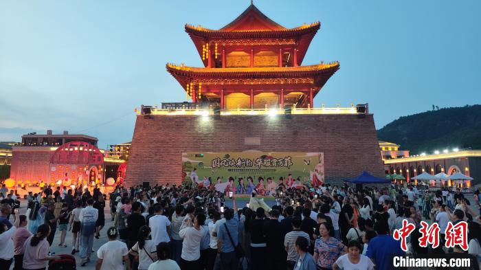 图为精彩活动吸引了众多游客。 圣地河谷·金延安景区供图