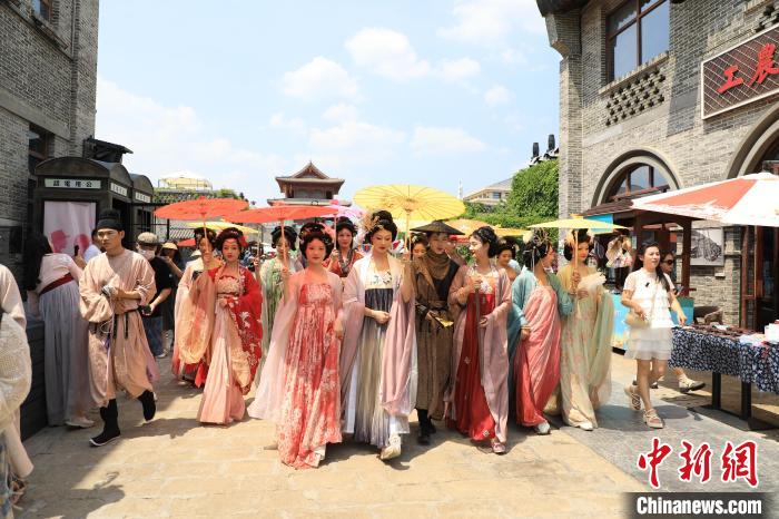 图为汉服巡游。 圣地河谷·金延安景区供图