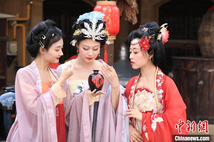 图为非遗国潮游园会推出多项精彩活动。 圣地河谷·金延安景区供图