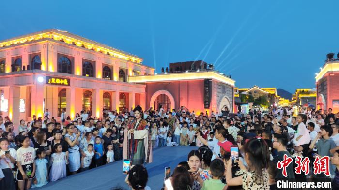 图为精彩活动吸引了众多游客。 圣地河谷·金延安景区供图