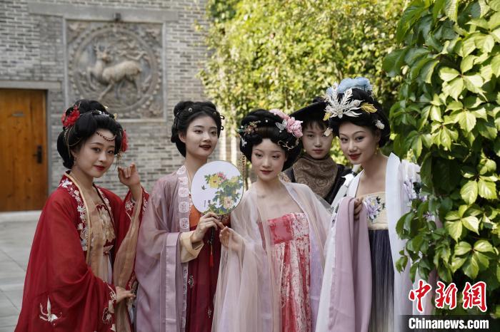 图为非遗国潮游园会推出多项精彩活动。 圣地河谷·金延安景区供图
