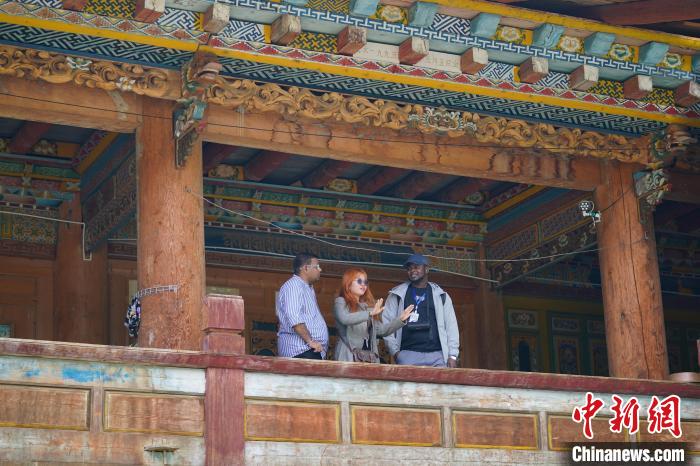 图为“Z世代”青年了解、体验藏族传统民居。 刘冉阳 摄