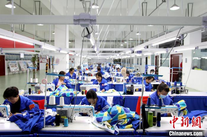 图为民和—滨湖东西部协作产业园内的服装车间。 薛蒂 摄