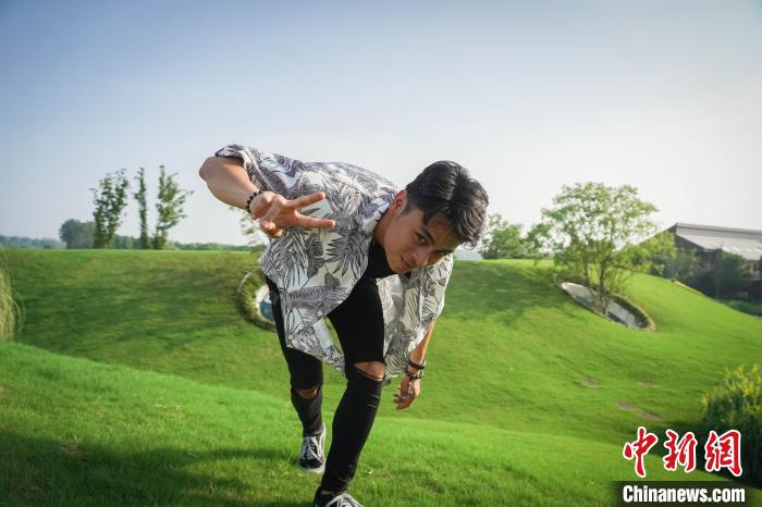 湿地公园内被绿植覆盖的房屋，让大家感觉好像到了《指环王》里的世界。 南京广播电视集团供图