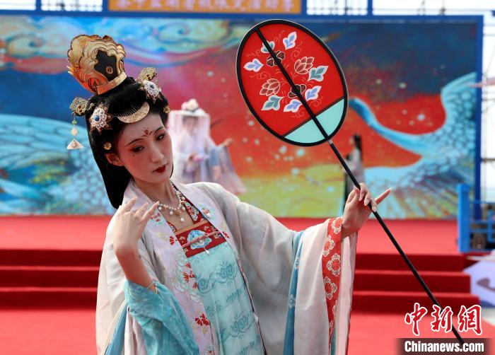 图为服饰秀。 薛蒂 摄