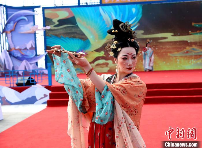 图为服饰秀。 薛蒂 摄
