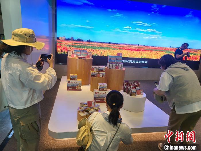 图为青海农林牧商品交易中心的商品展示。 薛蒂 摄