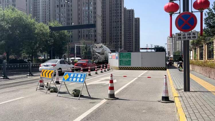 记者帮办丨西咸新区一围挡“过期”1个月未拆除 市民出行不便