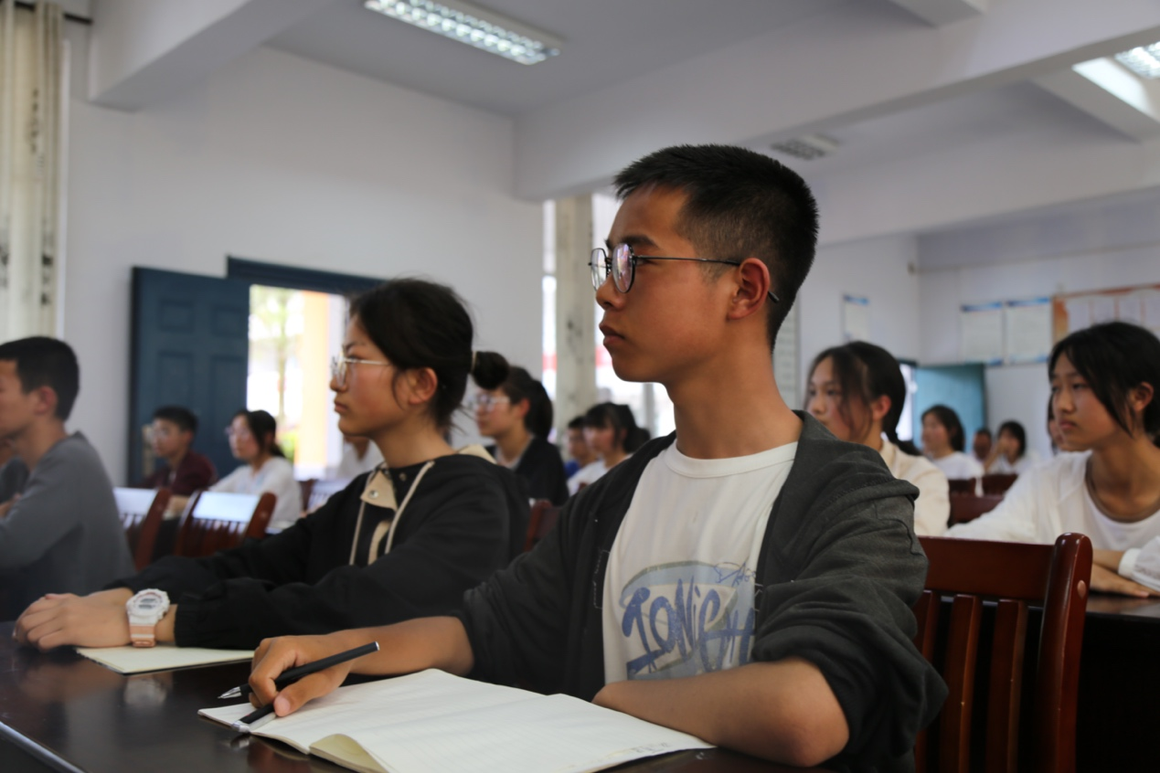 “为你读书”公益行走进陕西汉中 为新集中学捐赠图书3000余册