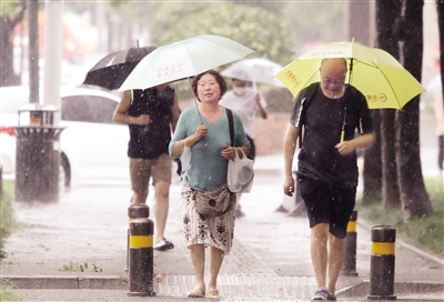 早上多云 中午烈日 下午大雨 入伏首日 天气“三变脸”