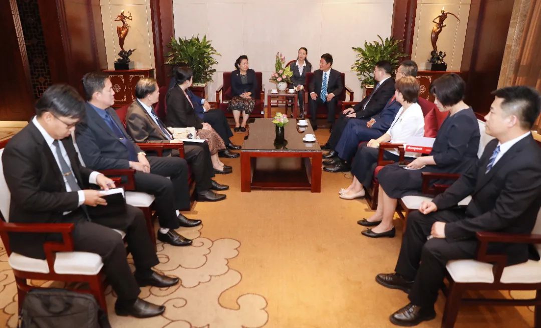 老挝工联代表团来陕访问 郭大为会见