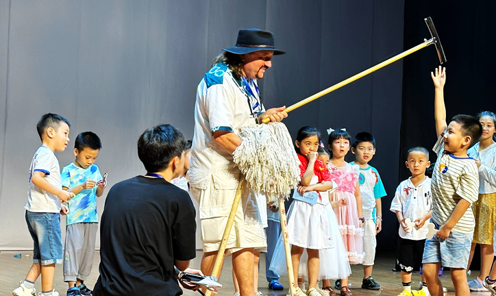 讓孩子在戲劇中汲取創造力和能量 創意木偶劇《洗刷刷齊變變》在西安成功首演