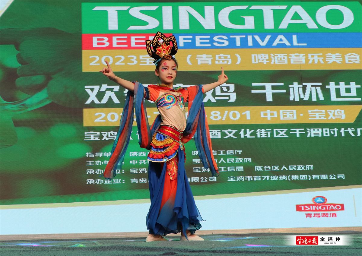 1陈仓区千渭啤酒广场食街  《驼铃》 表演者 魏子涵.jpg