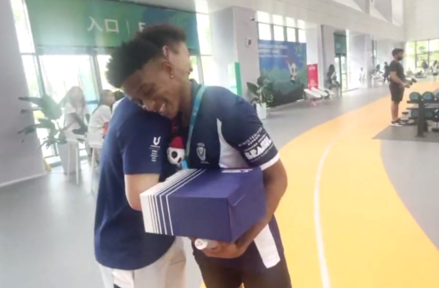 Welton Juvenal Menezes receives a pair of new shoes from Tan Qiang.