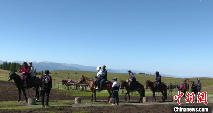 每年5月开始，特克斯县喀拉达拉镇喀拉峻村马纳提马队旅游合作社开始在景区工作，让游客体验草原骑马。 鲁海霞 摄