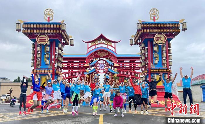 7月中旬，伊犁乐跑团在特克斯开展乐跑绽放八卦魅力活动，35名乐跑爱好者参加活动。 王萍摄