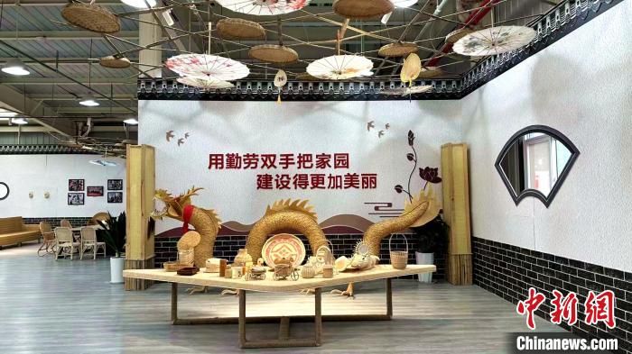 图为汉中市南郑区黄官镇良顺匠心实业有限公司内一标语。 主办方供图