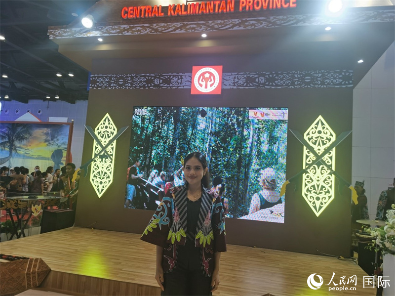 印尼国家电视台（TVRI）中加里曼丹省新闻主播Rabeka Putri担任印尼“魅力之城”旅游推广大使。人民网 杨春燕摄