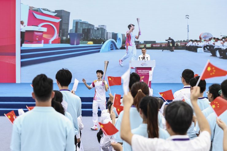 杭州亚运会火炬传递完美收官：勇立潮头，展现拼搏精神
