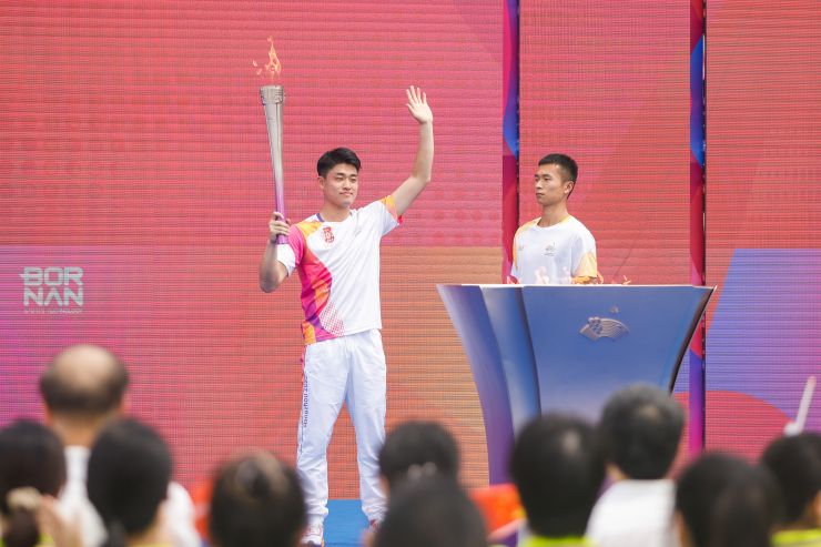 杭州亚运会火炬传递完美收官：勇立潮头，展现拼搏精神