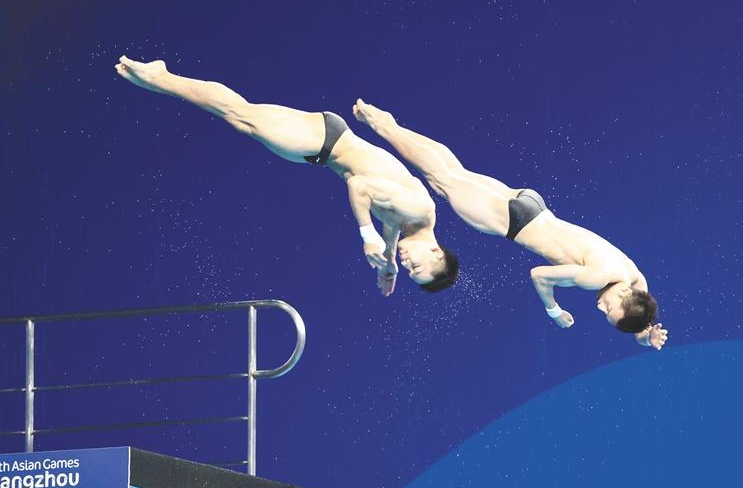 陕西运动员杨昊在跳水男子双人10米跳台夺冠