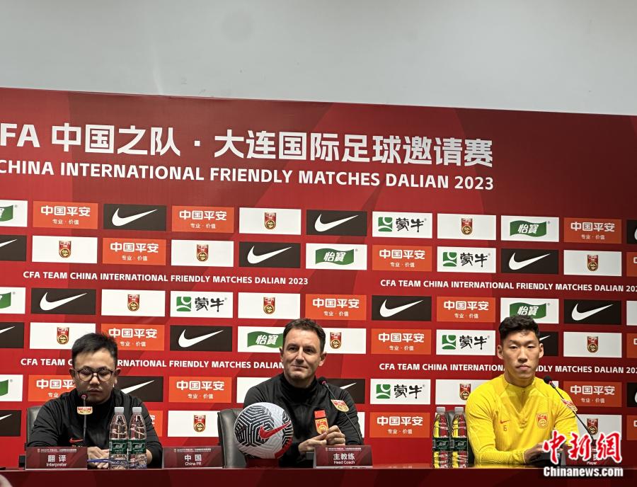 扬科维奇(右二)与朱辰杰(右一)在赛前新闻发布会中。<a target='_blank' href='/' >中新网</a>记者 卞立群 摄