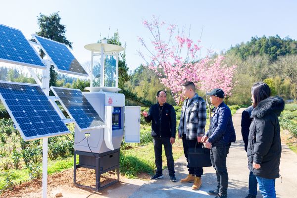 科技特派员讲解远程虫情测报分析系统-肖文凤 摄