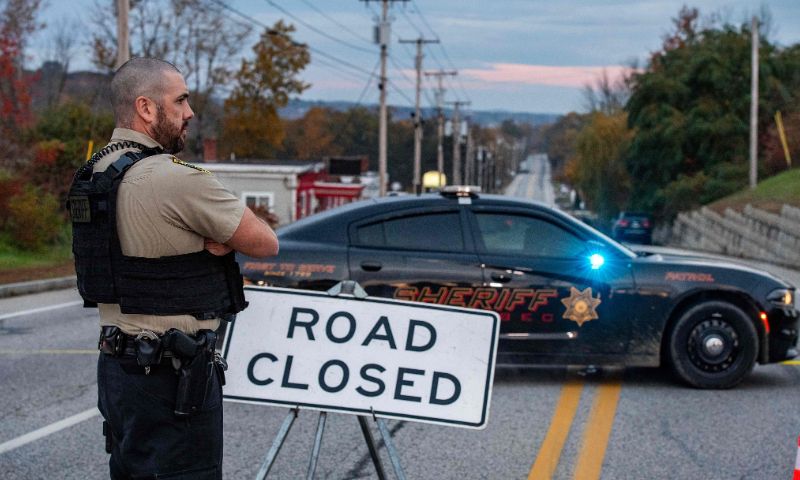 Police presence at Schemengees Bar where a mass shooting occurred on October 25 in Lewiston, Maine. Photo: VCG