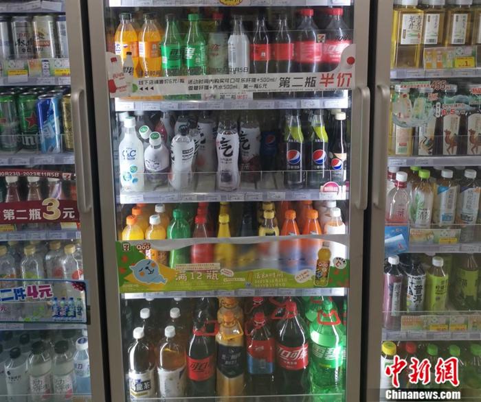 某便利店，最便宜的瓶装饮料也在4元以上。<a target='_blank' href='/' >中新网</a>记者 谢艺观 摄