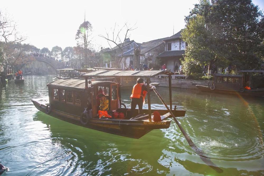 景区内船工正在划船。图源嘉兴市发展和改革委员会.jpg 1e8c667551516718ab44503a615deac2.jpeg