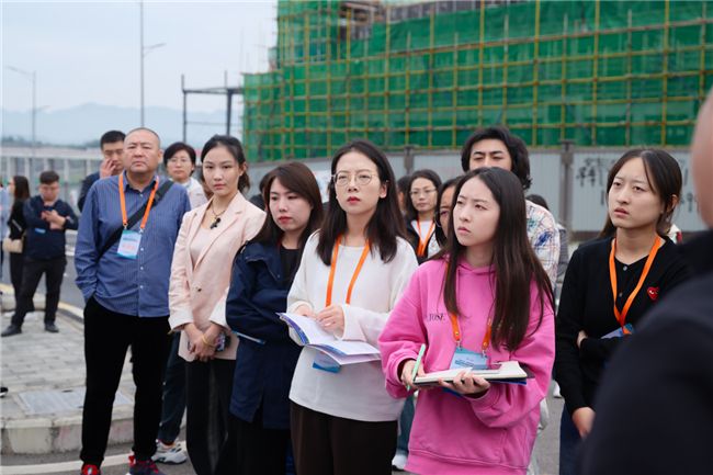 记者团边采访边记录。华龙网记者 王庆炼 摄