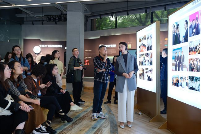 采访团参访金山科技。华龙网记者 王庆炼 摄