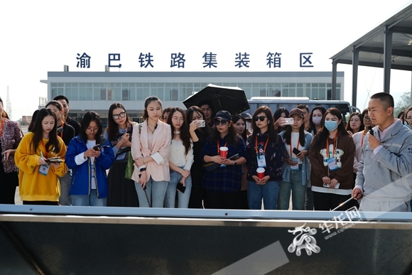 <br/ >媒体记者在渝巴专用铁路采访。华龙网记者 舒婷 摄