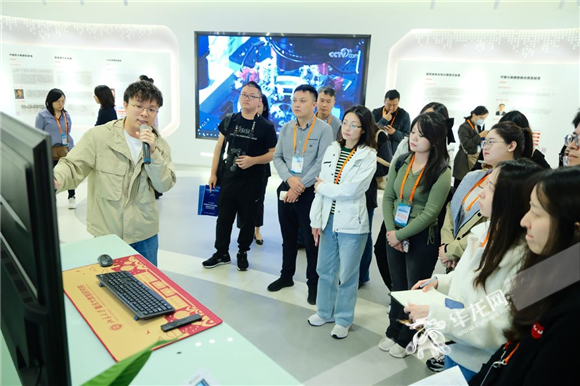 工作人员向媒体记者展示研发成果。华龙网 记者 李佳妮 摄