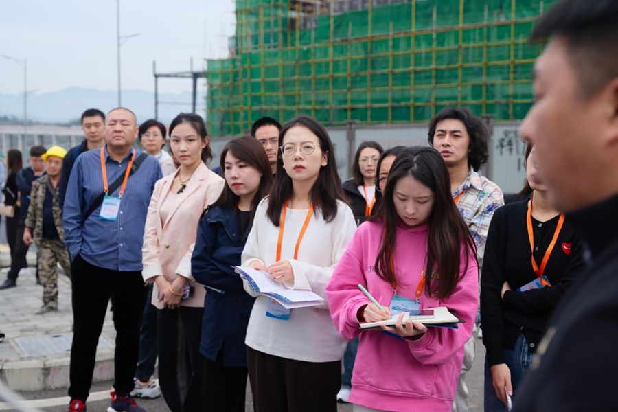 <br/ >采访团边听边记录。华龙网记者 王庆炼 摄