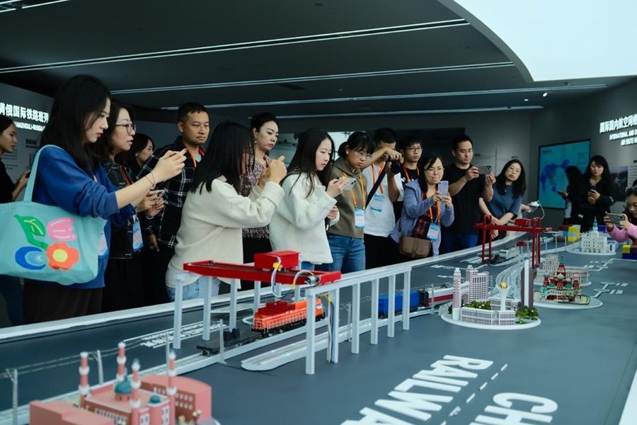 <br/ >采访团参访内陆国际物流枢纽展示中心。华龙网记者 王庆炼 摄