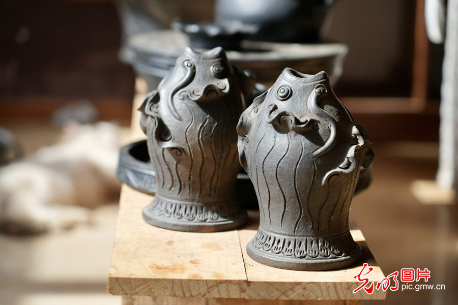 藏族黑陶烧制技艺：古老文化的传承与焕新