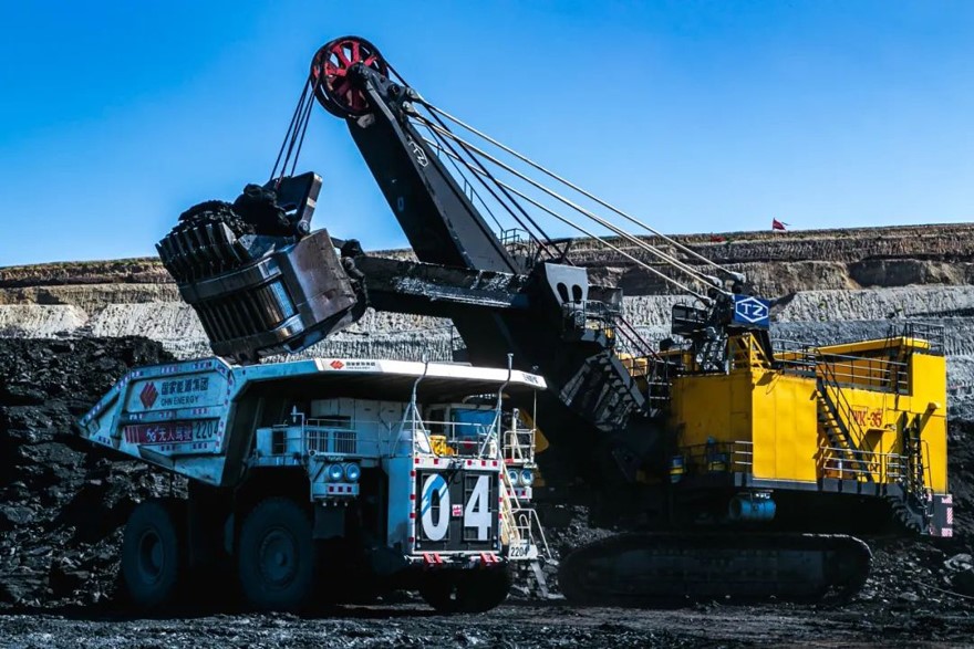 国家能源集团雁宝能源宝日希勒露天煤矿日产煤炭10万吨以上，全力保障东北及蒙东地区电厂煤炭稳定供应。韩文琦摄