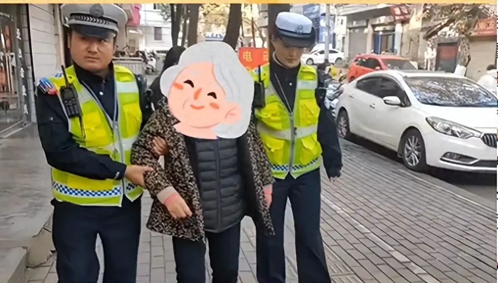 老人外出摔倒 交警暖心护送