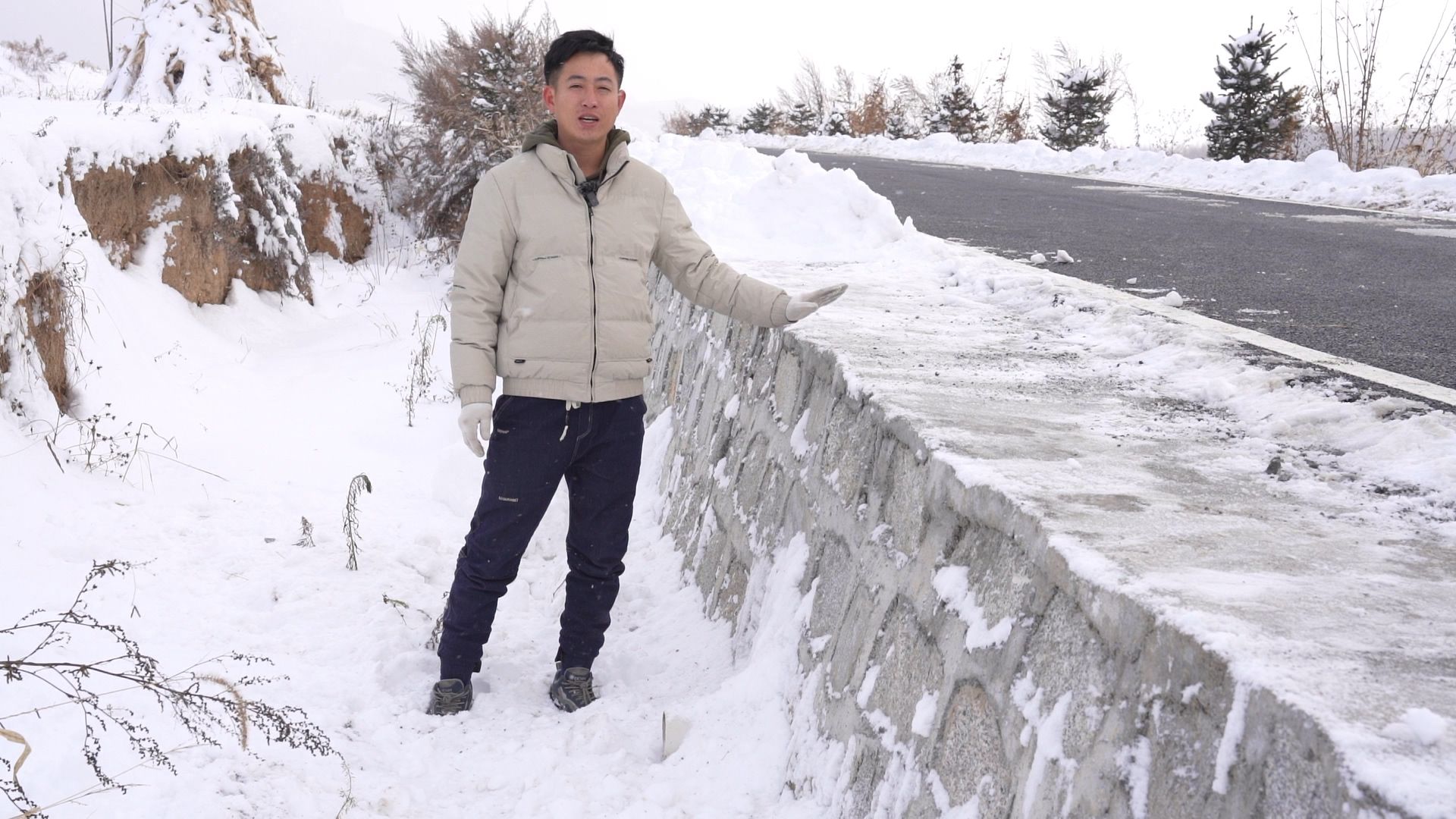 村民向记者展示修好的路基。人民网记者 李成伟摄