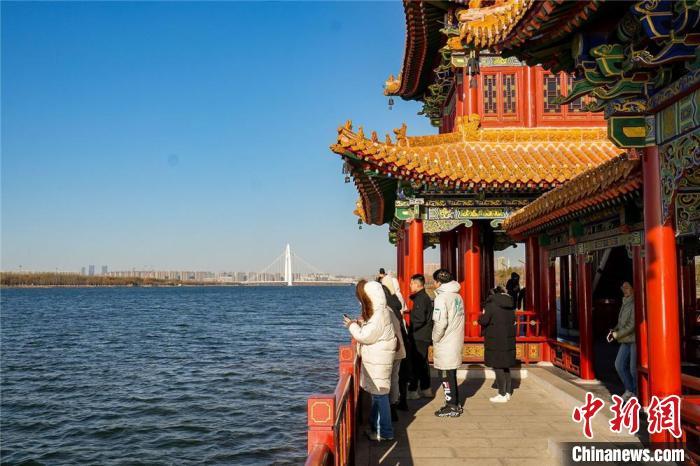 游客在汾河景区“汾河晚渡”景点观景。    武俊杰   摄